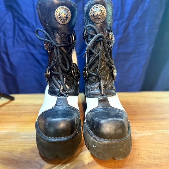 Black and White High-Top Boots with Durable Sole - Picture 5 of 5